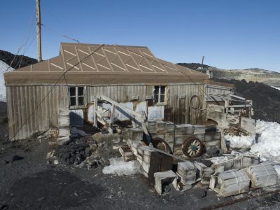 Shackletons Hütte bei Cape Royds im Rossmeer. (© Delphine Aures/Oceanwide Expeditions)
