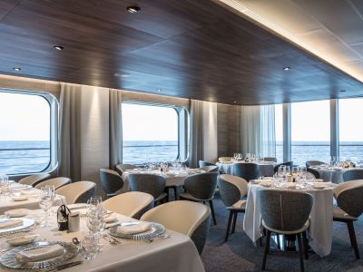 LE_Commandant_Charcot_-_313CHARCOT-TRI21-100449_Shooting-Deco_CDT-Charcot_Restaurant-Gastronomique_-_PONANT-Gilles_Trillard_1920