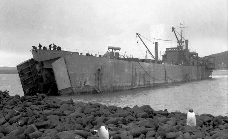 Die erste Landeoperation bei Wharf Point auf der Insel Heard wurde mit dem Landungsboot LST3501