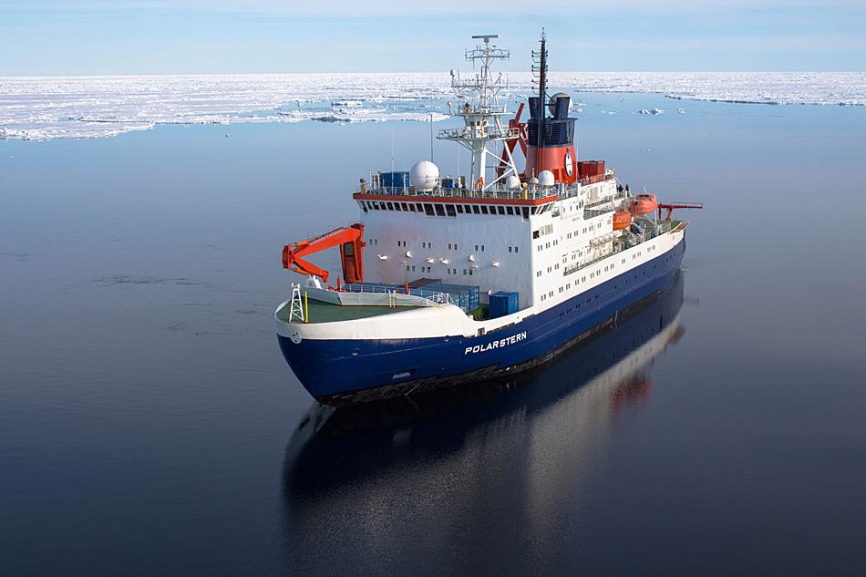 Der deutsche Forschungseisbrecher Polarstern treibt für Forschungsarbeiten über dem Bereich der 'Aurora' Hydrothermalquellen am Westlichen Gakkel Rücken bei ca. 82¡53'N und 6¡15'W. Foto: Stefanie Arndt, AWI