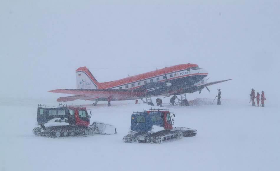 Die Basler BT-67 ist eine modifizierte DC-3, die zuverlässig auch unter schwersten Bedingungen arbeiten kann. Sogar Landungen auf dem Meereis sind möglich. Bild. © A. Ganter