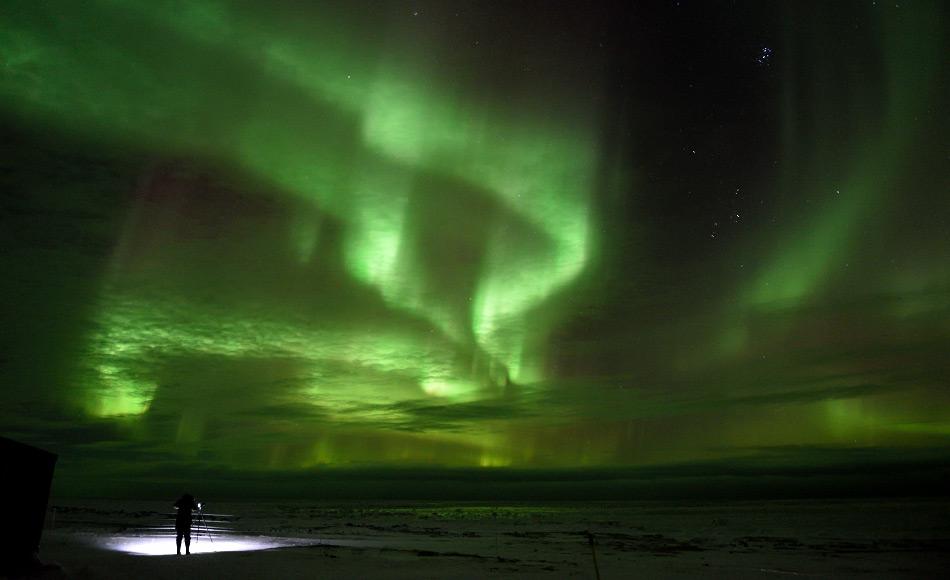 Nordlichter oder Aurora Borealis sind eine der spektakulärsten Sehenswürdigkeiten in der Arktis.  Sie haben die Fantasie der Menschen seit Tausenden von Jahren fasziniert und angespornt.  Sie spielen in den Mythologien der nordischen Völker eine wichtige Rolle.  Bild: Michael Wenger