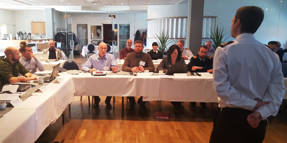 Kapitän Leif Skog von Linndblad Expeditions erläutert die Dynamik von Risikobeurteilungen bei Schiffsreisen. Bild: Ilja Leo Lang