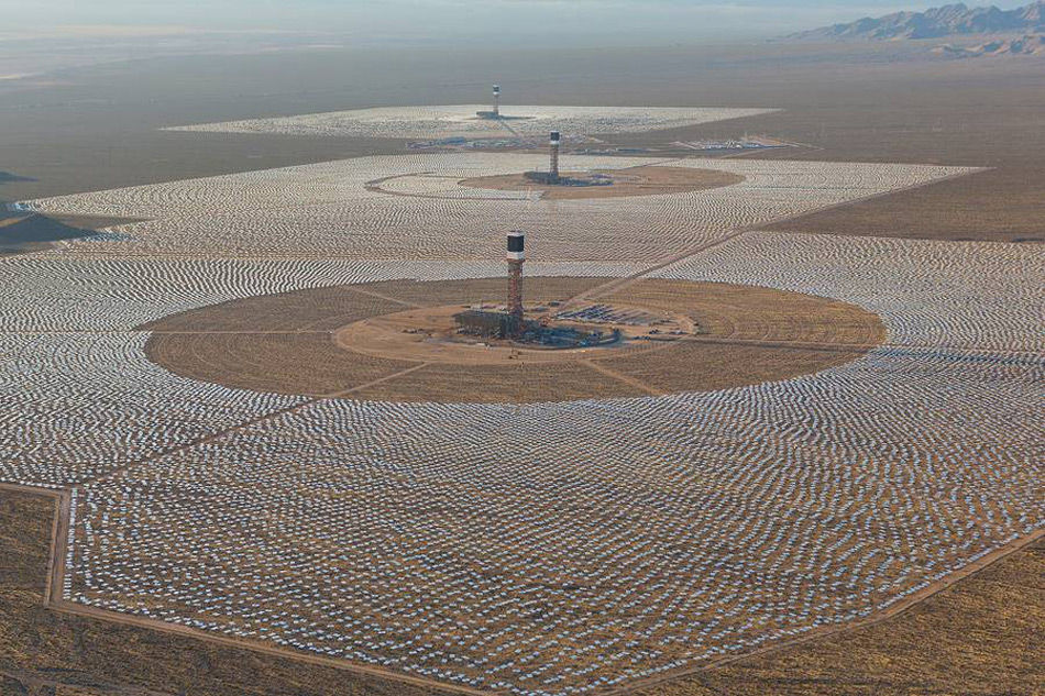 Solarkraftwerke in Wüsten sind keine Science-Fiction, sondern bereits Realität. Beispielsweise das Ivanpah-Werk in der Mojavewüste in Nevada, USA oder ein geplantes Netzwerk von Solarfarmen in der Sahara. Bild: Business Wire